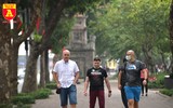 Hà Nội: Nhiều khách nước ngoài vẫn thờ ơ với khẩu trang nơi công cộng